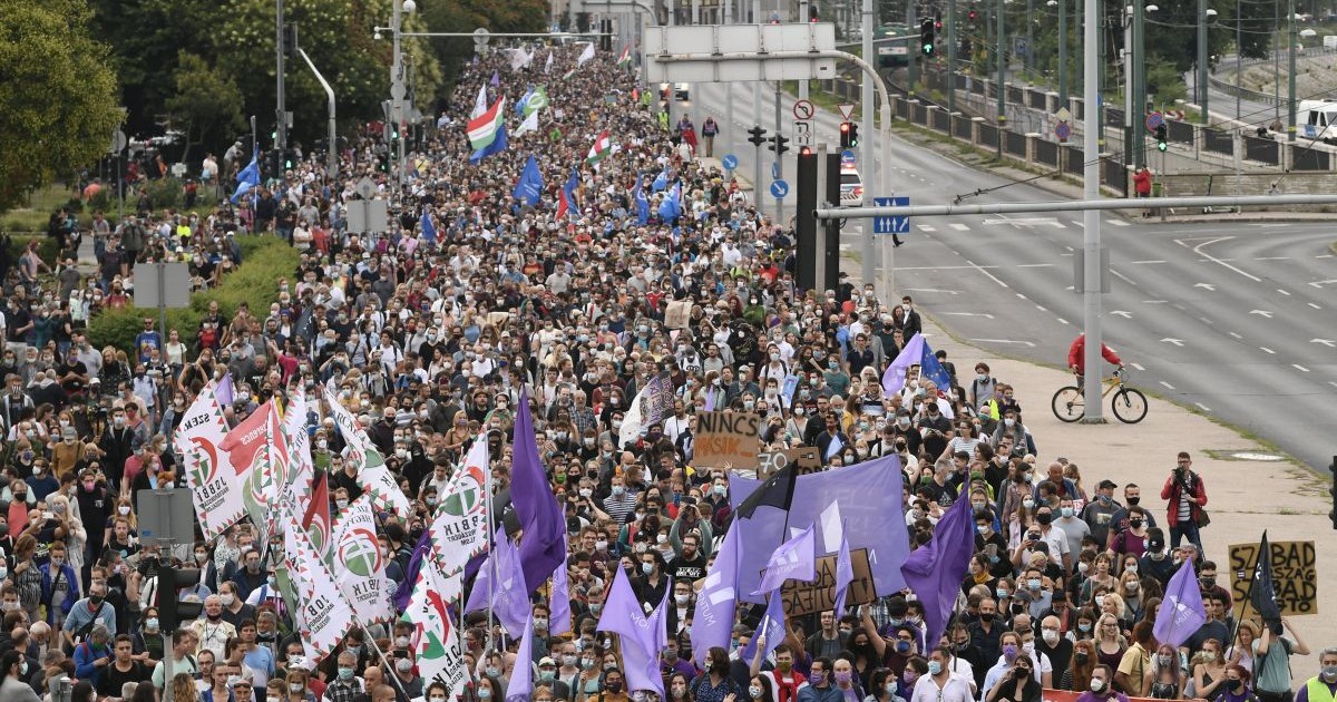 Mii de unguri au manifestat pentru libertatea presei, după ”implozia” siter-ului independent Index.hu FOTO: EPA