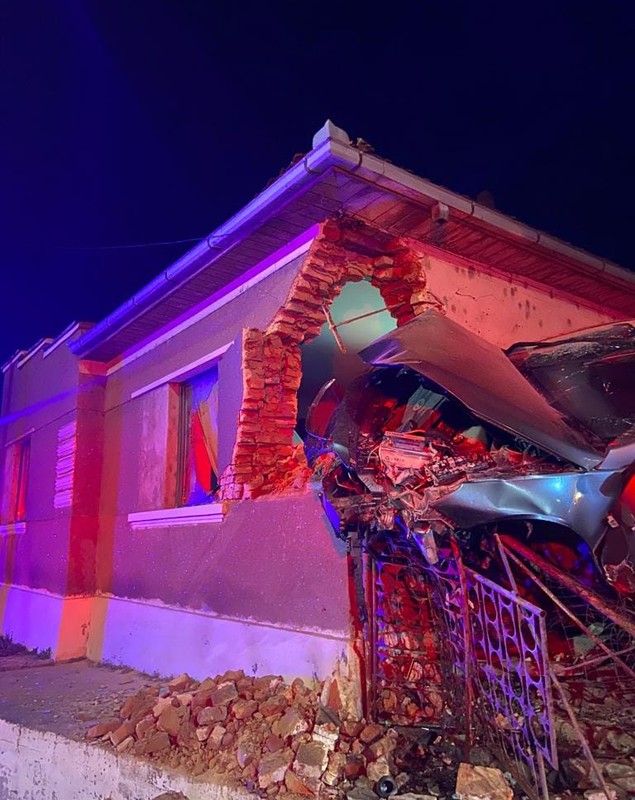 Tânăr șofer mort, după ce a zburat cu mașina de pe șosea și a intrat prin zidul unei case, la Rătești, în Satu Mare