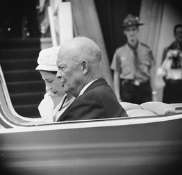 Regina și Dwight D. Eisenhower, o imagine din 1959, din Canada Foto: Profimedia