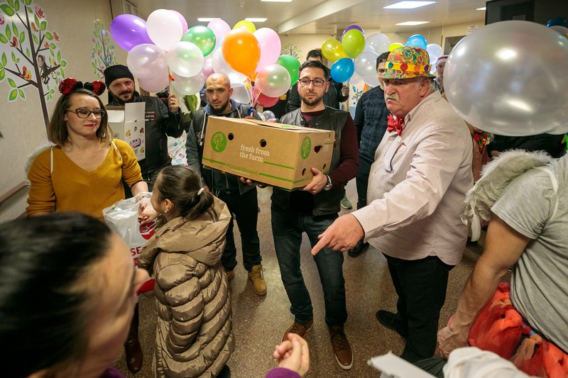 Cristian Roman (dreapta, cu pălărie colorată), alături de mai mulți voluntari