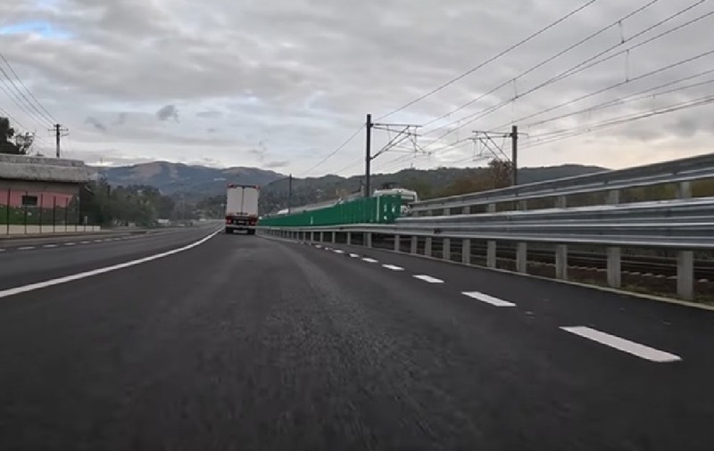 Vehicul care circulă pe Centura Comarnic