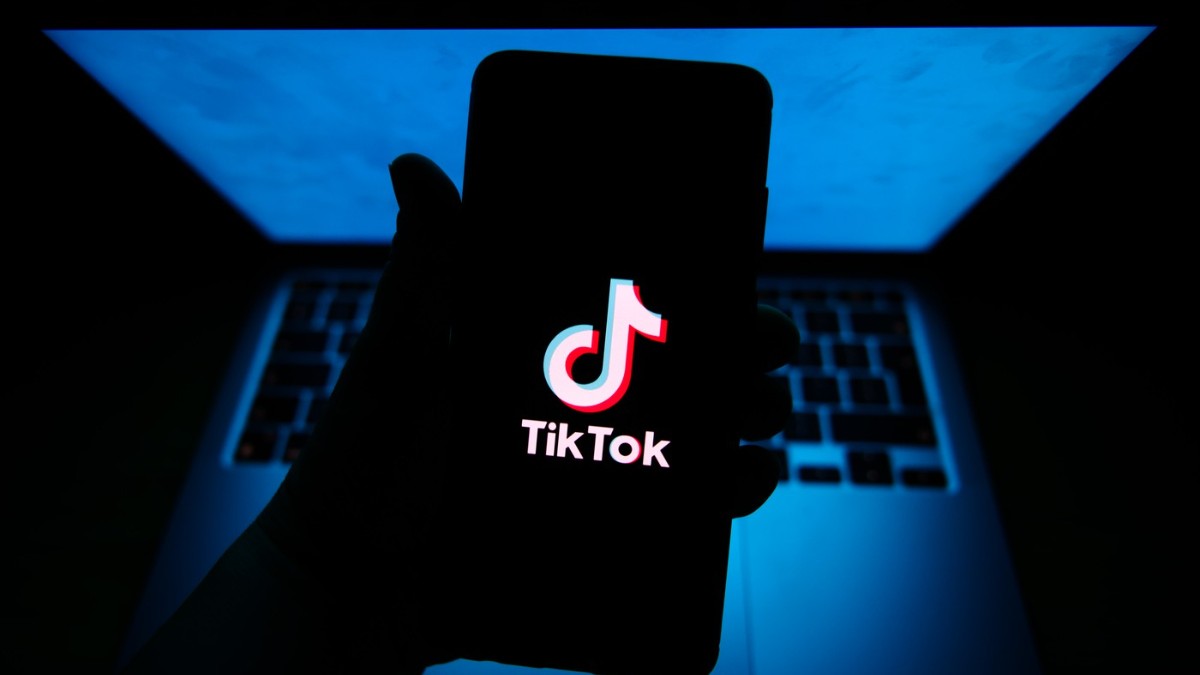 Logo-ul TikTok este afișat pe ecranul unui telefon mobil pentru ilustrare.