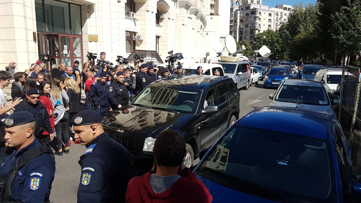 Fostul șef al Jandarmeriei, colonelul Sebastian Cucoș, a blocat toată strada din spatele Parchetului General. Șoferii au claxonat în spate