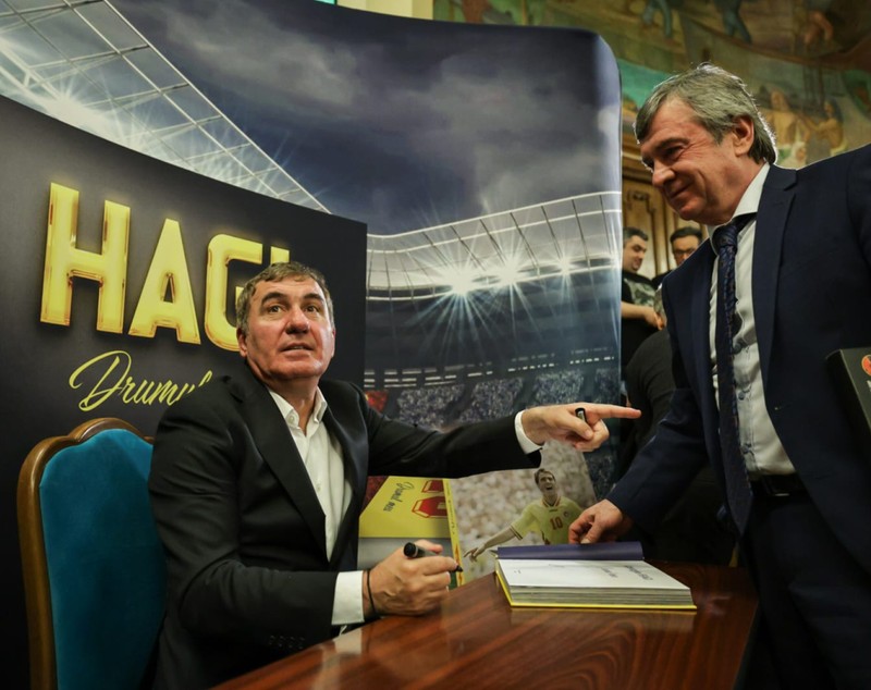 Gheorghe Hagi și-a lansat autobiografia, „Hagi - Drumul meu”. Legendele fotbalului românesc au stat la coadă pentru a obține un exemplar cu autograf