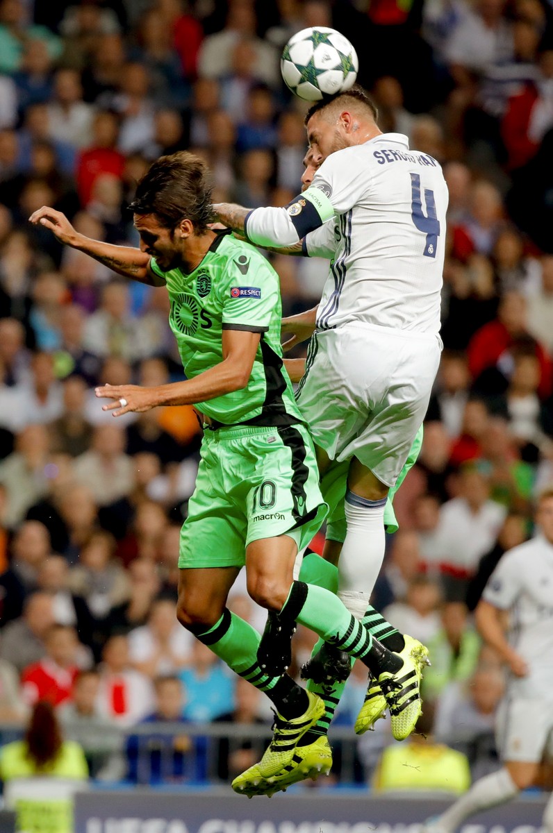 epa05539741 Real Madrid's Sergio Ramos (R) goes for a header against Sporting's Costa Rican striker Bryan Ruiz during the UEFA Champions League group stage match between Real Madrid and Sporting CP at Santiago Bernabeu Stadium in Madrid, Spain, 14 September 2016. EPA/KIKO HUESCA