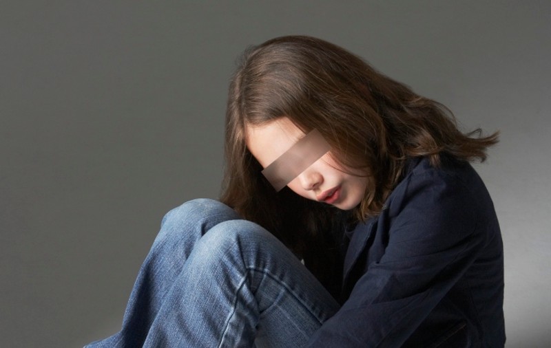 O fetiţă de 12 ani, abuzată de tatăl vitreg, a născut doi copii