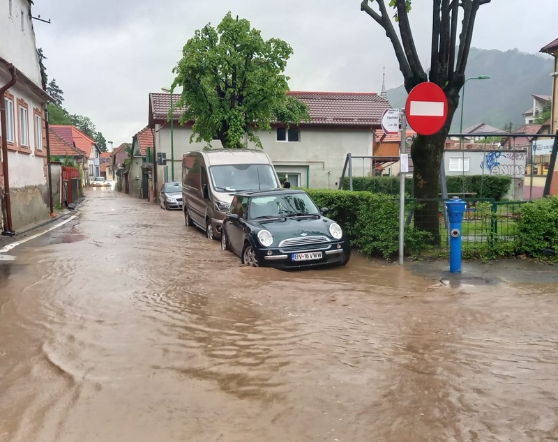 Un cartier din Brașov este inundat, după ce pârâul Graft a ieșit din matcă. Pompierii nu pot face nimic până la oprirea ploii
