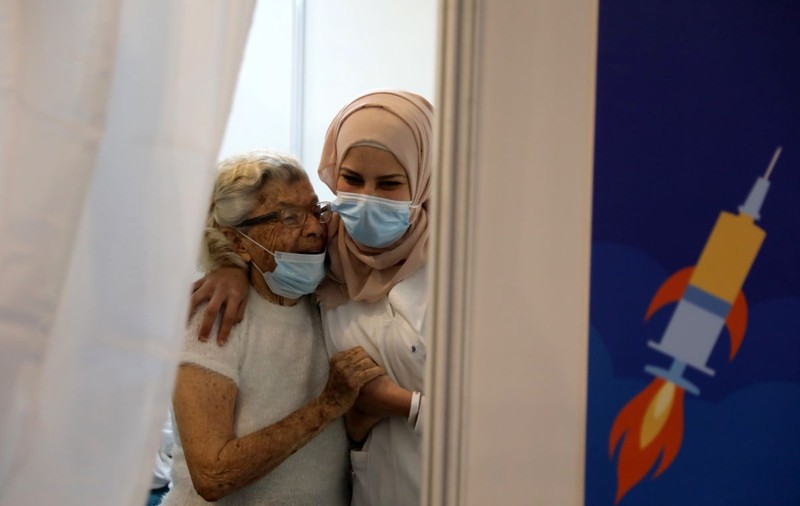 Studiile preliminare din Israel arată că prima doză a vaccinului Pfizer împotriva COVID a redus infectările cu 50% după 14 zile
