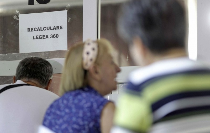 Pensionari la ghișeu, după recalcularea pensiilor. Foto: Inquam Photos / Octav Ganea