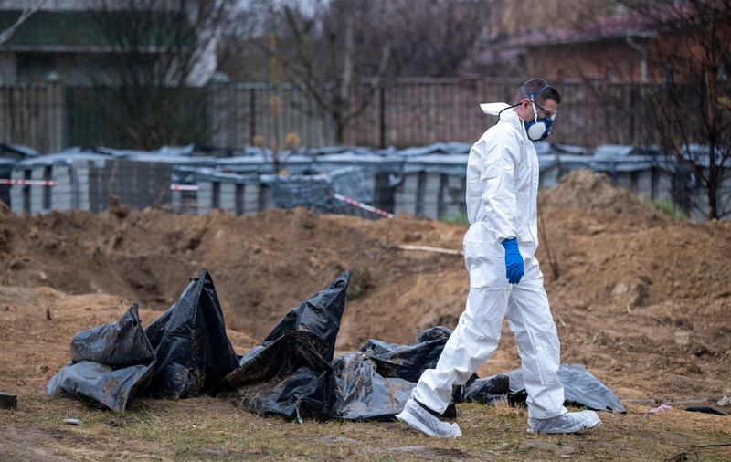 O nouă groapă comună, descoperită lângă Kiev. Zelenski: „Toți vinovații vor plăti”