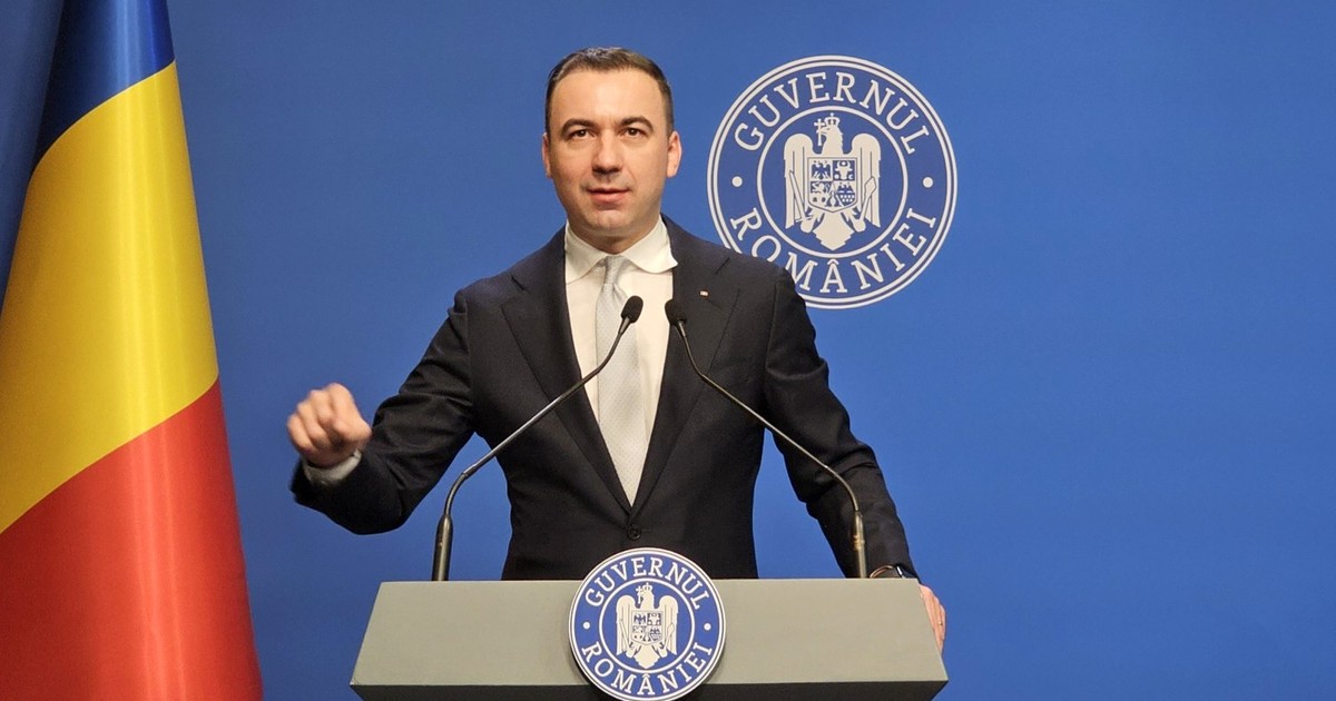 Ministrul Economiei și Digitalizării, Bogdan Ivan, vorbește de la pupitrul Guvernului