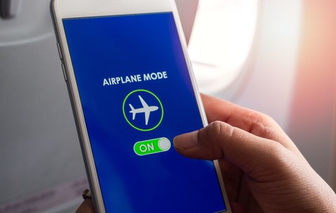 O persoană care a activat modul avion pe telefon 