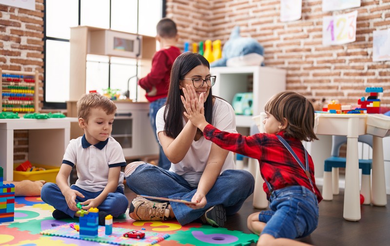 Val de angajări în educație: peste 850 de posturi aprobate de Guvern pentru creșele noi. Ce se întâmplă cu salariile