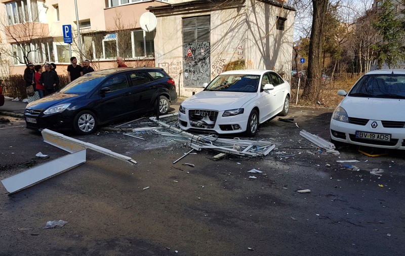 Explozie într-un apartament din Braşov. O persoană a suferit arsuri, iar o femeie un atac de panică/ FOTO&VIDEO