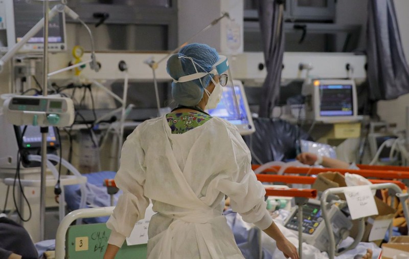 Peste 4 ore a așteptat o mamă cu un copil, la un spital din București, pentru o urgență medicală, noaptea. „Pe ce se duc banii noștri?”