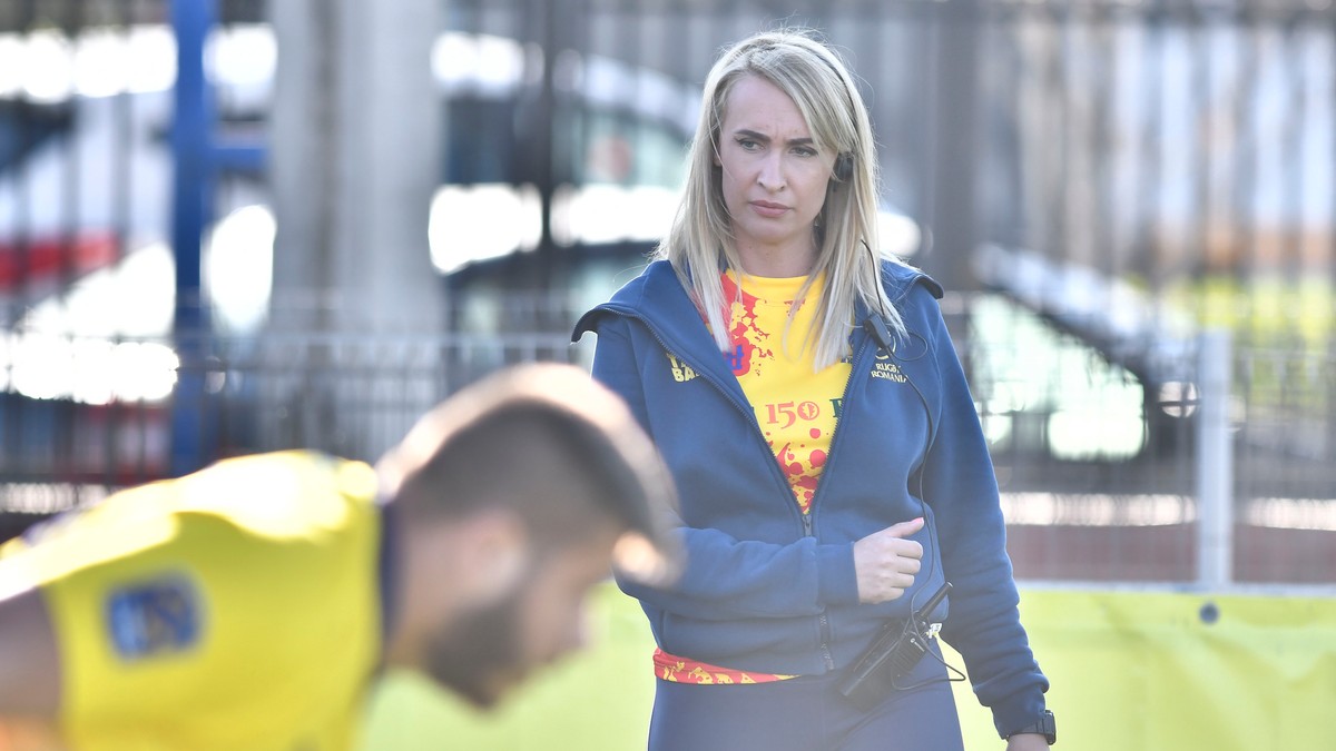 Andreea Delean conduce încălzirea FOTO: Răzvan Păsărică