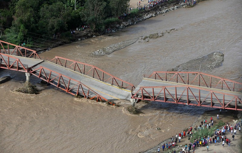Inundații în Peru. 75 de morți și 70.000 de sinistrați din cauza ploilor diluviene