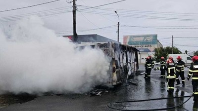 Un autobuz a ars la Brăila. Foto ISU Brăila