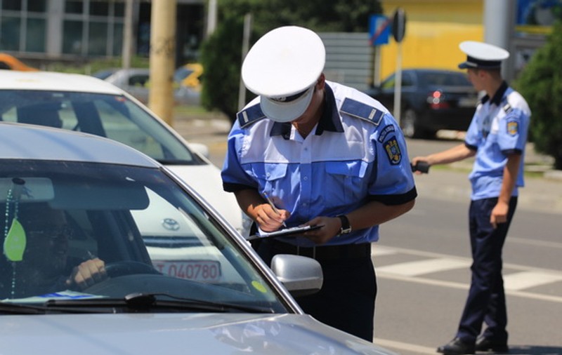 Amenzile pot fi plătite la jumătate în 15 zile, dar sancțiunile rutiere nu mai pot fi achitate la polițist