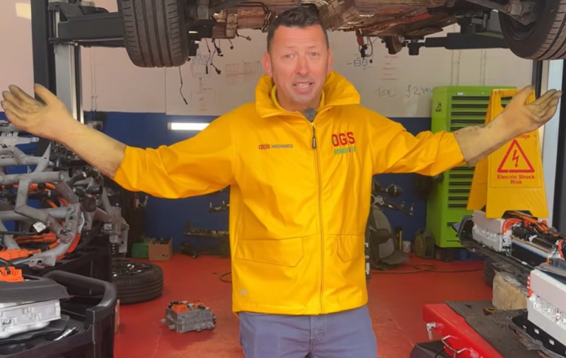 Un mecanic român a demontat jumătate de mașină electrică și a descoperit neglijența care a costat 12.000 de euro, în Marea Britanie | VIDEO