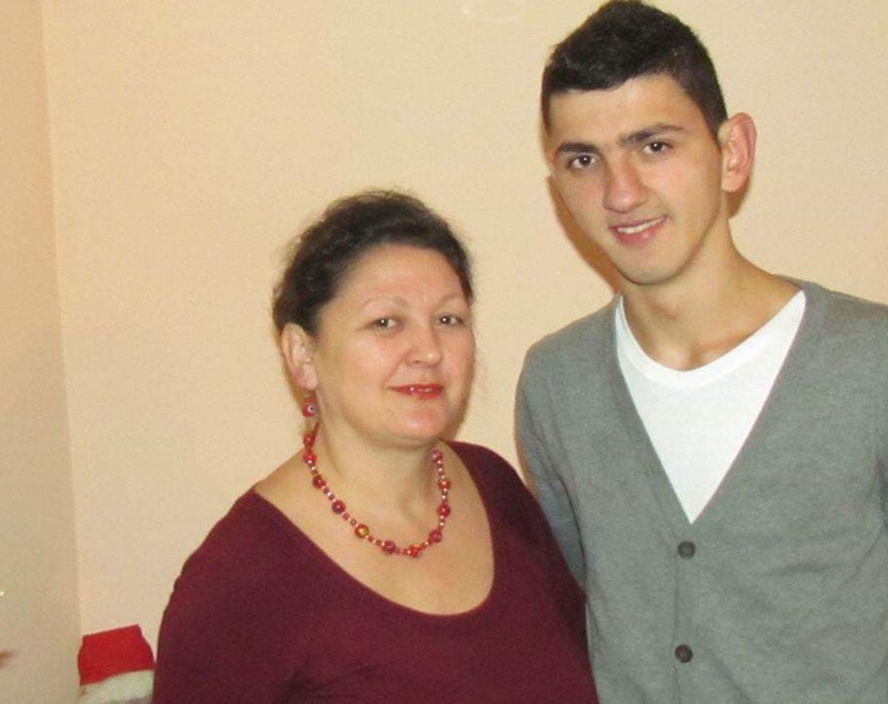 FOTO/ Și-a transformat propria suferință în dragoste pentru oamenii cu deficiențe de auz. Ionica Tarău luptă ca aceștia să nu ajungă să aștepte pensia de handicap de 375 de lei