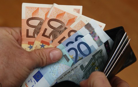 Turiștii români, sfătuiți să fie atenți la bancnotele false de 50 euro în Bulgaria. Sursă foto: Getty Images.