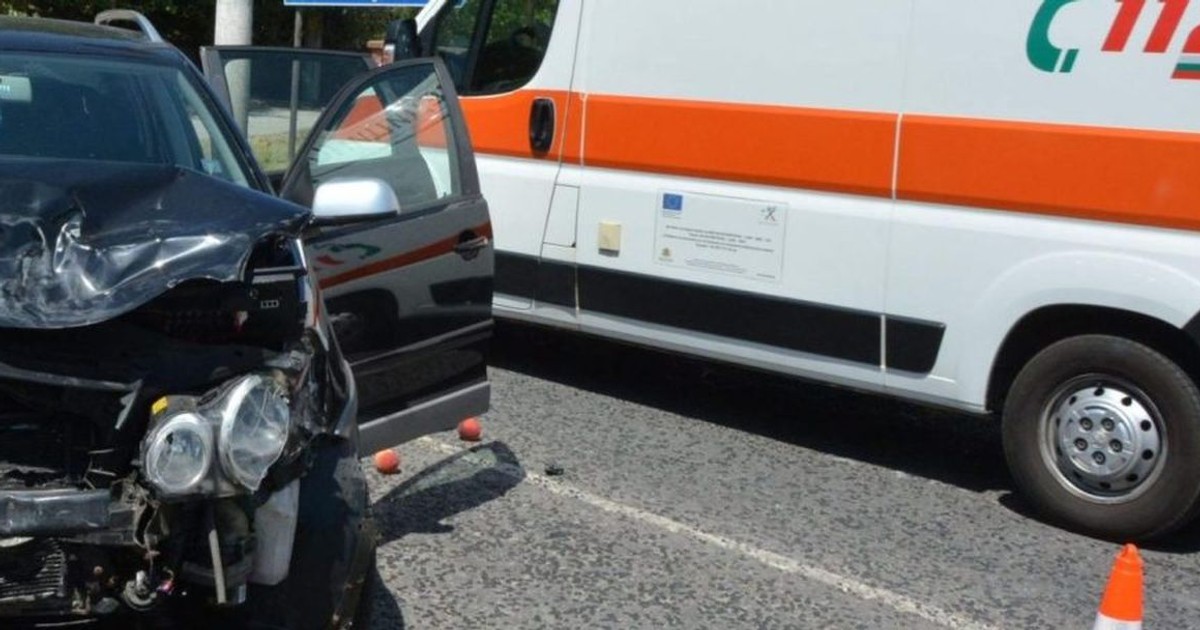 O mașină neagră lovită și cu ușa din față deschisă este pe șosea, în timp ce o ambulanță din Bulgaria a sosit la locul accidentului, septembrie 2025