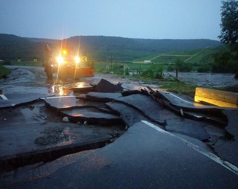 UPDATE Un drum european din județul Vaslui, rupt în două locuri de viitură