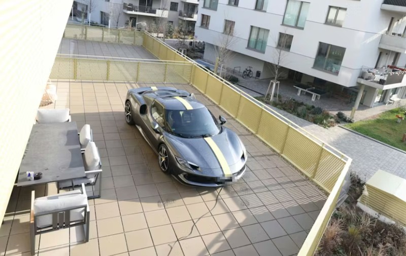 Un Ferrari de 400.000 de euro a fost parcat pe balcon, la etajul 1 al unui bloc din Viena. Cum a dus proprietarul mașina pe terasă