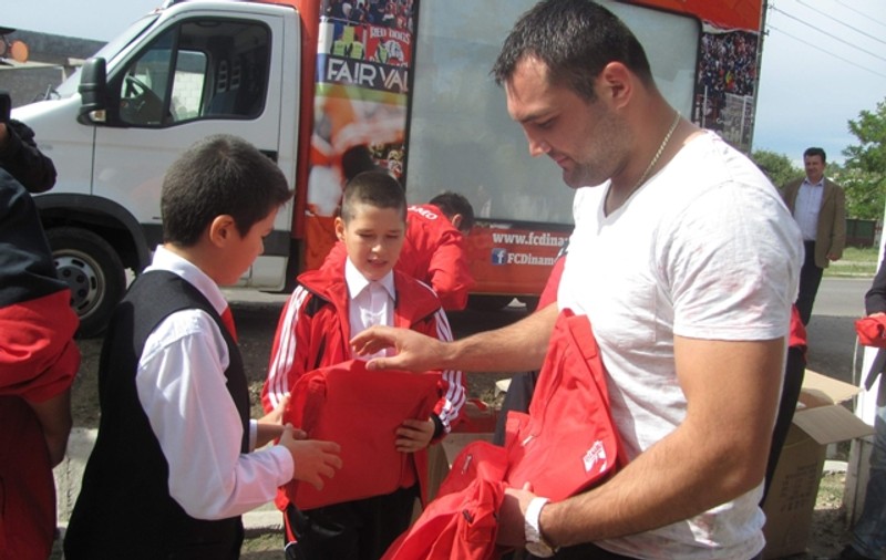 SPORTIVII S-AU MOBILIZAT! După Bute, boxerul CRISTIAN CIOCAN şi DINAMOVIŞTII au venit cu ajutoare pentru sinistraţii din judeţul Galaţi