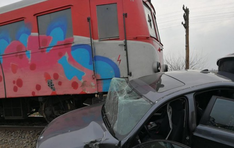 Mașină lovită de tren, în județul Olt. Șoferul a murit pe loc (FOTO & VIDEO)