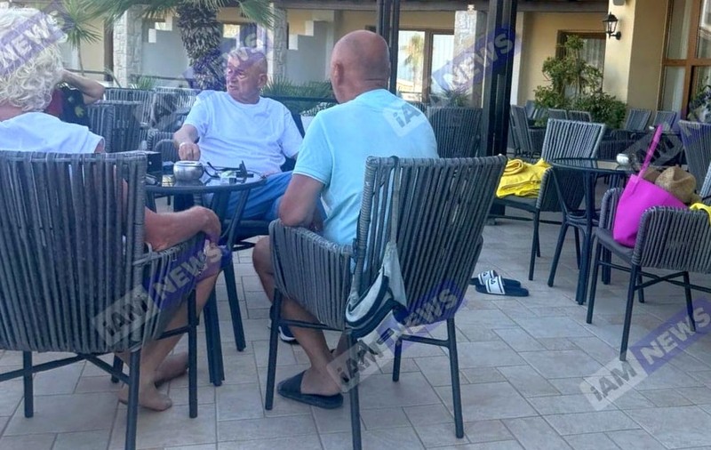 Sorin Oprescu, relaxat la masă cu prietenii, pe terasa unui hotel din Grecia. Fostul primar nu poate fi extrădat 