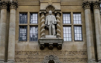 Statuia lui Cecil Rhodes, de la Universitatea Oxford, care a moștenit o parte din averea sa | Foto: EPA
