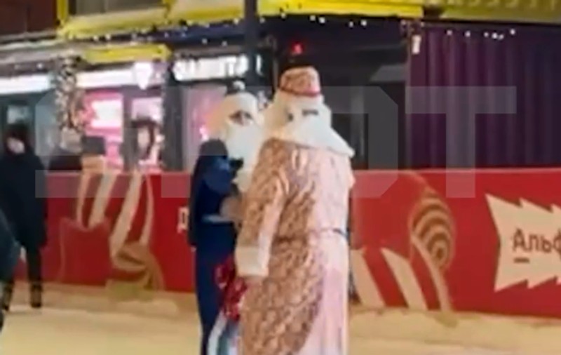 Moș Gerilă și Moș Crăciun s-au bătut pe un patinoar din Rusia: „Tu nu ești agent străin?”