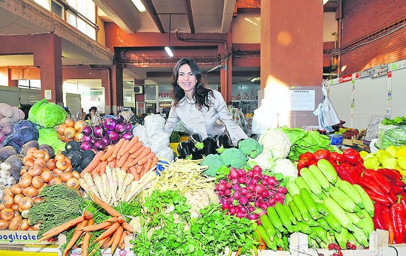 Ramona Bădescu şi-a chemat părinţii la Bucureşti ca să-i pună murături