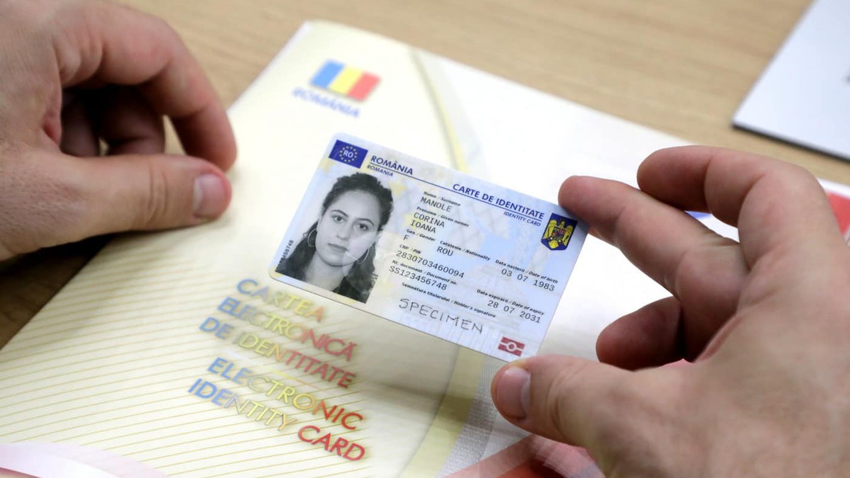 Un bărbat ține în mână o carte electronică de identitate
