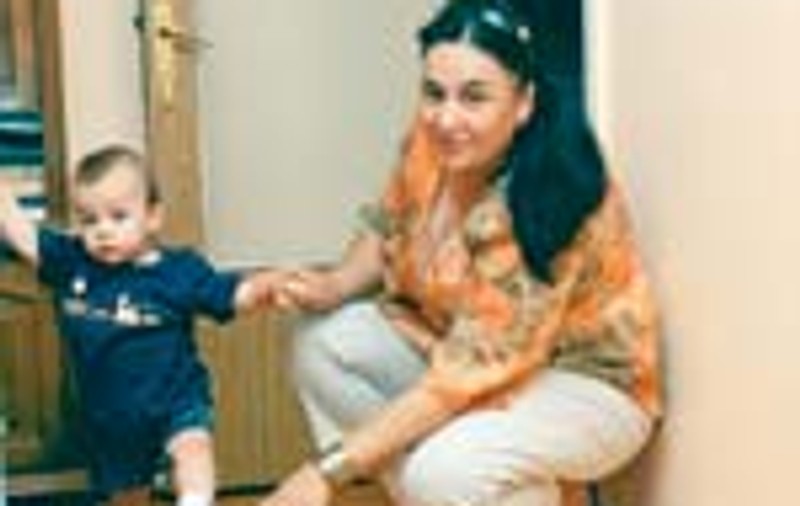 Bebelusul salvat de jandarm a facut primii pasi
