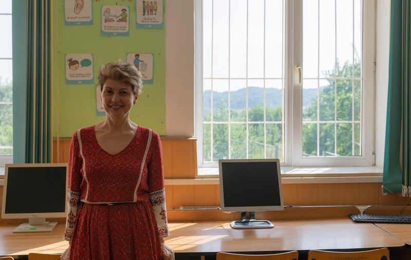 Într-o comună aflată la 100  km de București, o profesoară predă lecții cu drona și îi învață pe elevi să colecteze selectiv gunoaiele
