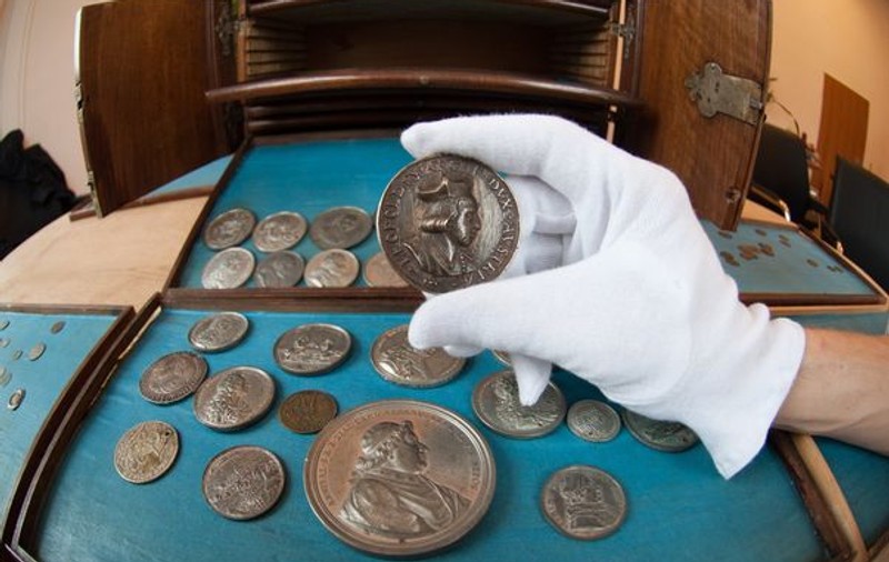Un doljean a găsit un tezaur cu peste 1.400 de monede de argint