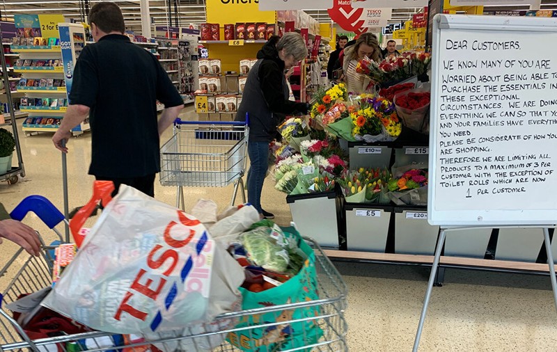 Un tânăr va fi judecat pentru că a împrăștiat intenționat salivă pe produsele de la un supermarket din Anglia