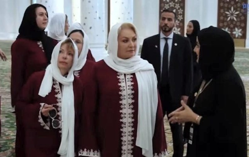 Premierul Viorica Dăncila și-a pus văl islamic atunci când a vizitat o moschee. Imagini inedite