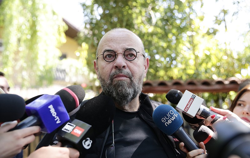 Piedone, mesaj pe Facebook la două zile de la încarcerare. „Dansați cu cuțitele la brâu și vă visați deja stăpâni pe primărie”