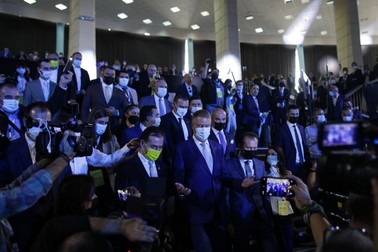 Președintele Iohannis a intrat în sală cu un alai de liberali după el Foto: Octav Ganea/Inquam Photos