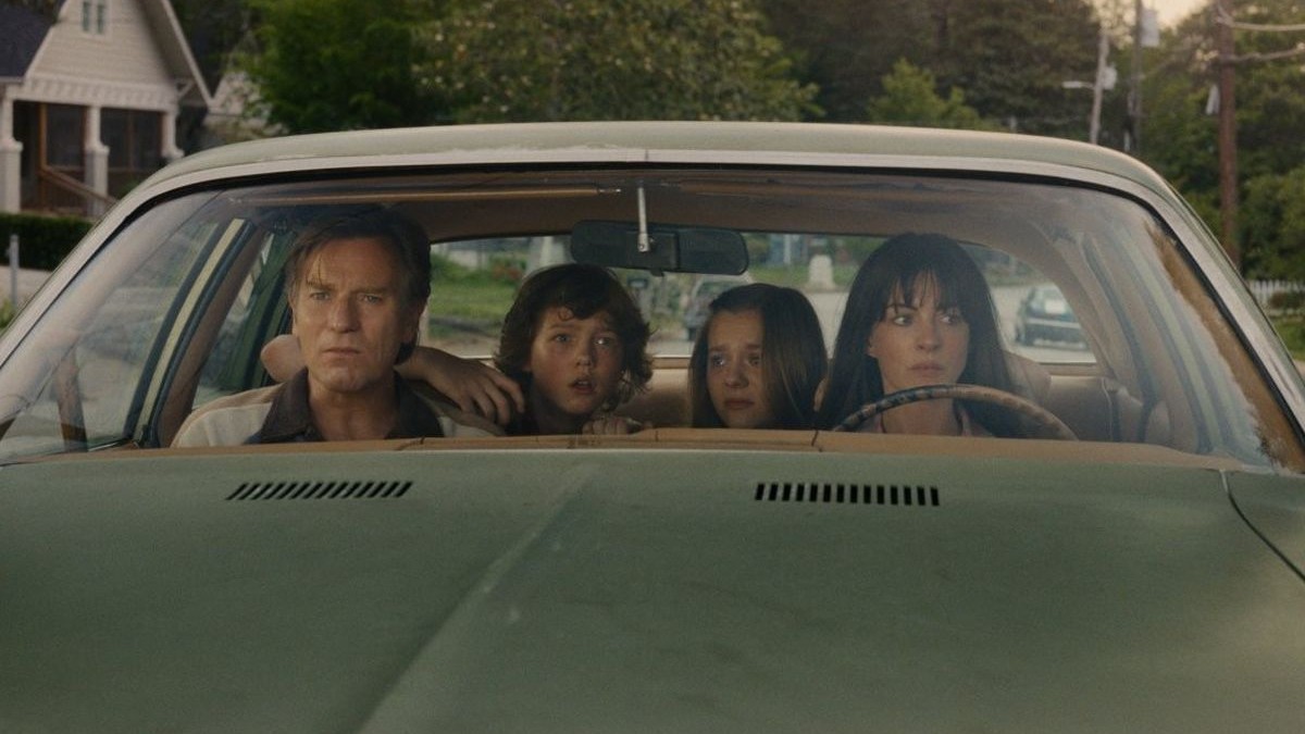Anne Hathaway și Ewan McGregor în filmul „Capătul Străzii Stejar”