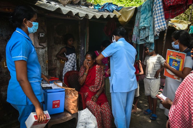 O femeie este vaccinată, de o echipă mobilă, în orașul indian Chennai | Foto: EPA