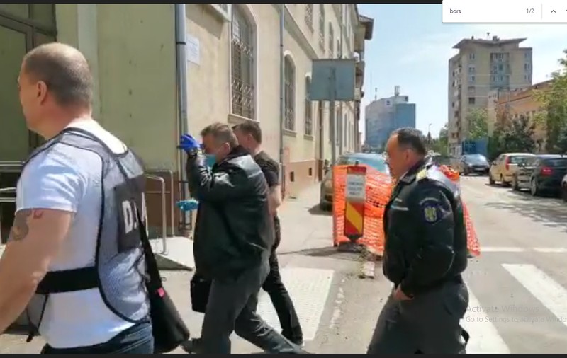 Doi poliţişti de frontieră, reţinuţi pentru luare de mită de la persoane care au vrut să evite carantina