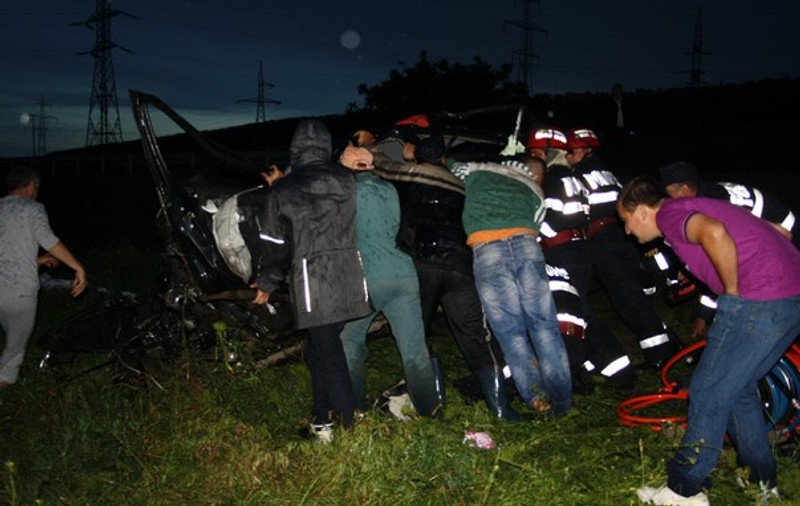 Accident înfiorător la Vaslui: două persoane decedate şi una în stare gravă | FOTO