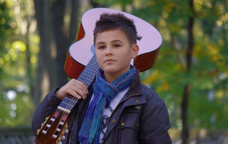 PREMIERĂ LIBERTATEA.RO | Iată primul single Fresh Kid - "N-ai şcoală, e nasol"