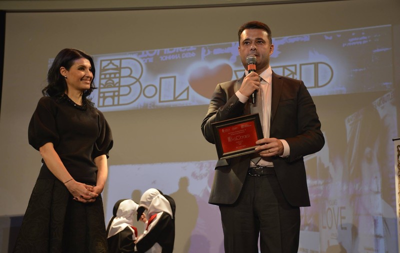 Pe 2,3 milioane de lei bani publici, Lavinia Șandru îl laudă pe primarul Florea în emisiuni online: ”Cei de dinainte nu au făcut nimic, așa că să tacă!”