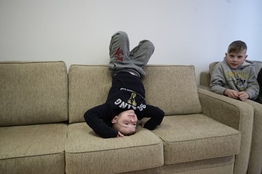 Copiii familiei Nazar, la joacă în apartamentul din cartierul bucureștean Vitan | Foto: Dumitru Angelescu / Libertatea